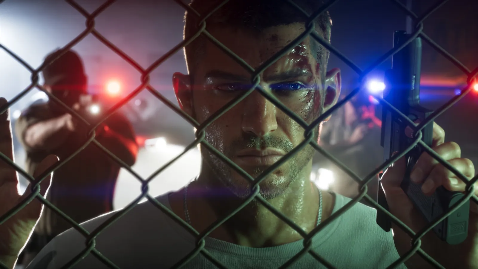 Jason, protagonista de GTA 6, mira a través de una valla metálica con una pistola en la mano mientras luces policiales rojas y azules iluminan la escena